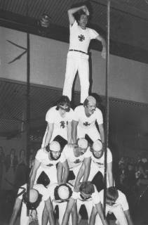 ARH Slg. Bartling 2122, Vorführung einer Pyramide von weiß gekleideten Turnern mit Maske und Badekappe in einer Turnhalle, 1973