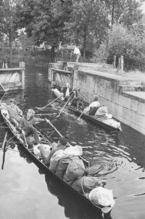 ARH Slg. Bartling 2133, Zwei Ruderboote mit Schüler/innen samt Gepäck aus Osnabrück in der Schleuse an der Kleinen Leine, Blick auf das sich öffnende südliche Tor, Neustadt a. Rbge., 1974