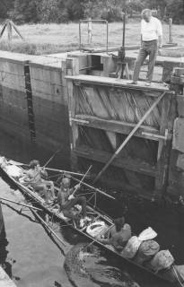 ARH Slg. Bartling 2137, Ruderboot mit Schülern samt Gepäck aus Osnabrück beim Verlassen der Schleuse an der Kleinen Leine, Blick auf das geöffnete südliche Tor, Neustadt a. Rbge., 1974