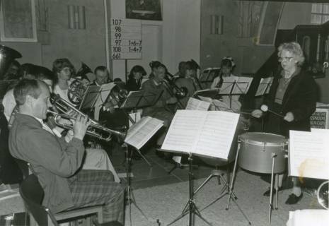 ARH Slg. Bartling 2156, Dora Kolesch (r.) an der Trommel vor einem Blasorchester in der Kirche, Basse, 1985