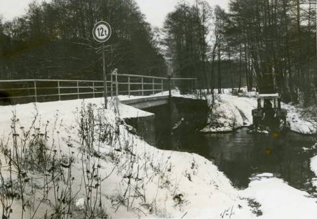 ARH Slg. Bartling 2159, Verschneite Brücke über die Auter in Richtung Metel, am gegenüberliegenden Ufer ein Trecker bei der Benutzung der Furt durch den Fluss vor der Brücke, um 1985