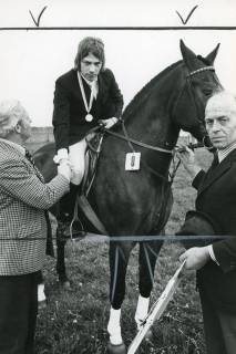 ARH Slg. Bartling 2184, Gratulation an den auf dem Pferd sitzenden Peter Schneider durch Helmut Krautter, den Kreisvorsitzenden der Reiter, und W. Fr. Duensing, Rodewald, 1973