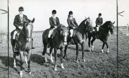 ARH Slg. Bartling 2205, Aufritt von vier Reiterinnen und Reitern nach der Siegerehrung bei einem Springreitturnier , 1973