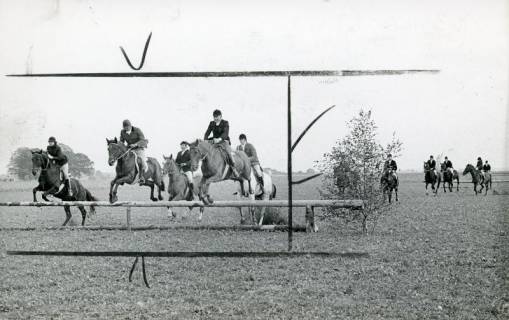 ARH Slg. Bartling 2206, Geländeritt des Reit- und Fahrvereins Bordenau mit Sprung über ein Hindernis, Bordenau, 1974