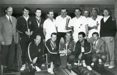 ARH Slg. Bartling 2215, Gruppe von Sport-Keglern in Sportkleidung auf der Kegelbahn der Gastwirtschaft Scheve stehend und knieend mit mehreren Pokalen, Neustadt a. Rbge., 1970