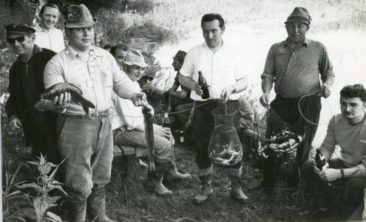 ARH Slg. Bartling 2227, Mehrere Angler beim Wiegen des im Korb liegenden Fangs, Neustadt a. Rbge., 1971