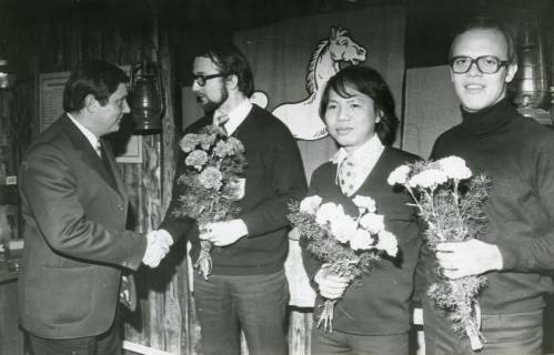 ARH Slg. Bartling 2232, Gratulation und Überreichung von Blumengebinden an drei Billardspieler durch Klaus Paschke im Billardstudio an der Leinstraße 74, Neustadt a. Rbge., 1974