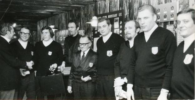ARH Slg. Bartling 2237, Gratulation mehrerer Herren nebeneinander stehend durch Kreisjugendpfleger Günther Skirke (l.) im Billardstudio des Billard-Clubs Neustadt e. V., Neustadt a. Rbge., 1972