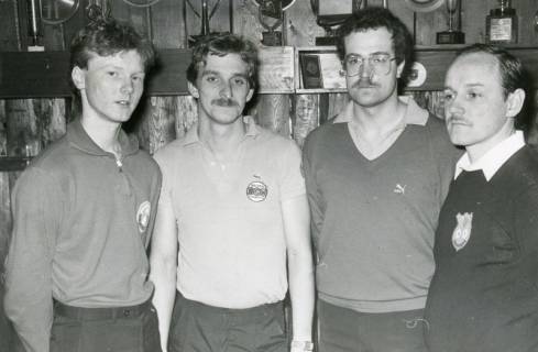 ARH Slg. Bartling 2241, Billardspieler Maik Niegisch (l.) mit drei auswärtigen Kollegen stehend vor einer panellierten Wand im Billardstudio Leinstraße 74, Neustadt a. Rbge., um 1971