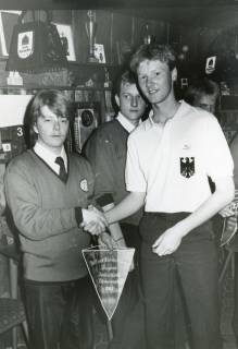 ARH Slg. Bartling 2244, Überreichung eines Wimpels zum Billard-Länderkampf Deutschland - Dänemark 1987 durch N. N. (r.), Neustadt a. Rbge. , 1987