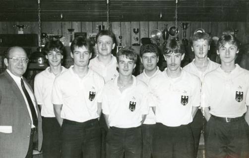 ARH Slg. Bartling 2245, Gruppenbild der acht deutschen Teilnehmer mit Begleiter (l.) beim Billard-Länderkampf Deutschland-Dänemark 1987, Neustadt a. Rbge., 1987