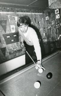 ARH Slg. Bartling 2248, Ein Billardspieler beim Spiel am Tisch im Billardstudio, Neustadt a. Rbge., um 1985