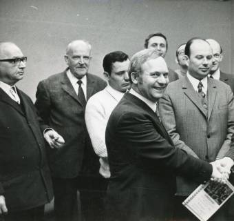 ARH Slg. Bartling 2261, Überreichung einer Siegerurkunde (Empfänger nicht im Bild) bei einem Schachturnier durch den Vereinsvorsitzenden Karl Werbick, Neustadt a. Rbge., 1971