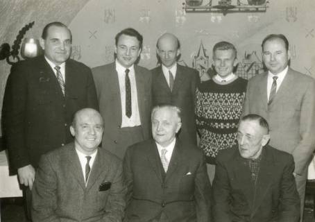 ARH Slg. Bartling 2262, Gruppenbild mit acht Männern im Ratskeller, unten links der Vereinsvorsitzende des Schachclubs Karl Werbik, Neustadt a. Rbge., 1972