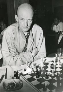 ARH Slg. Bartling 2263, Stadtmeister Hartmut Heyder? mit verschränkten Armen beim Spiel am Tisch vor dem Schachbrett sitzend, Neustadt a. Rbge., 1971