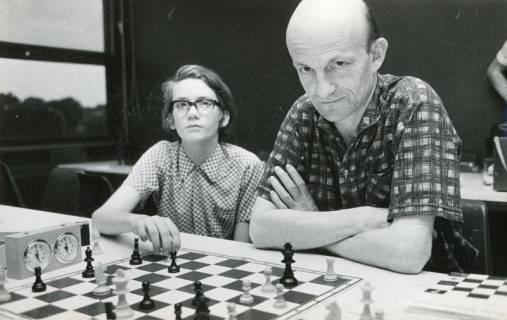 ARH Slg. Bartling 2264, Stadtmeister Harmut Heyder und Jugendstadtmeister Jürgen Schulze (14 Jahre) aus Frielingen beim Spiel am Tisch vor dem Schachbrett sitzend im FZZ, Neustadt a. Rbge., 1972