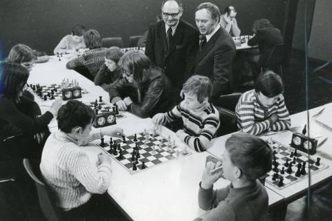 ARH Slg. Bartling 2267, Junge Schachspieler beim Meisterschaftsturnier mit Schachuhr am Tisch sitzend, Neustadt a. Rbge., 1973