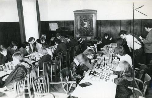 ARH Slg. Bartling 2269, Schachspieler im Hotel beim Meisterschaftsturnier mit Schachuhr am Tisch sitzend, Neustadt a. Rbge., 1972