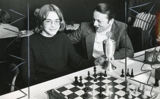 ARH Slg. Bartling 2271, Schachspieler Bernd Fritze (l.) mit Pokal und Gottfried Montag am Tisch vor dem Schachbrett sitzend, Neustadt a. Rbge., 1974