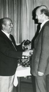ARH Slg. Bartling 2274, Überreichung einer Plakette an den Schachspieler Hartmut Heyder? (r.) durch den Vereinsvorsitzenden Karl Werbik, Neustadt a. Rbge., 1969