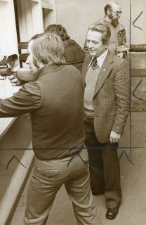 ARH Slg. Bartling 2287, Zwei Schützen im Anschlag auf dem Schießstand an der Suttorfer Straße, Neustadt a. Rbge., 1974