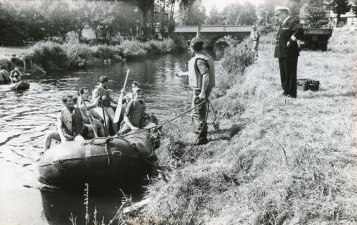 ARH Slg. Bartling 2289, Reservisten im Schlauchboot am Ufer der Leine vor der Brücke, rechts am Ufer in Dienstuniform der Kapitän der Reserve Stricker, Neustadt a. Rbge., 1970