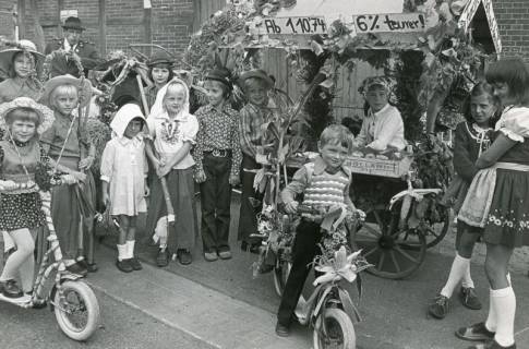 ARH Slg. Bartling 2315, Umzug der Kinder mit geschmücktem Leiterwagen und Rollern beim Erntefest des Kleingärtnervereins Neustadt e. V., Neustadt a. Rbge., 1974