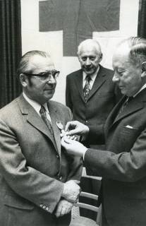 ARH Slg. Bartling 2326, Verleihung der DRK Verdienstmedaille an den Leiter des Gesundheitsamtes Medizinaldirektor Dr. Simon Kaindl (l.) durch den 1. Kreisvors. des DRK, OKD a. D. Dr. Friedrich Homann, im Hintergrund Mitte der DRK-Arzt Dr. Kappes aus Osterwald, Neustadt a. Rbge., 1971
