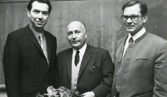 ARH Slg. Bartling 2336, Überreichung eines Blumenstraußes an Christian von Winkler (Mitte) durch Rudolf Löffler (l.) und Michael Mandau (r.), DRK-Kreisverband, Neustadt a. Rbge., 1972