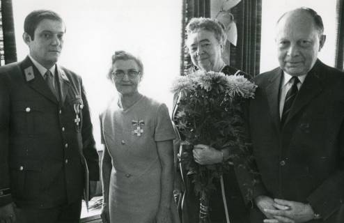 ARH Slg. Bartling 2337, Überreichung eines Ehrenzeichens an Frau Ideker (Schneeren) und eines Blumenstraußes an Frau N. N. durch Oberkreisdirektor Dr. Homann (li.) und Klaus Paschke durch den DRK-Kreisverband, Neustadt a. Rbge., 1972