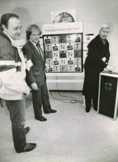 ARH Slg. Bartling 2343, Drei Personen mit einer Lautsprecherbox rechts und links neben einer quadratischen Werbetafel der Kreissparkasse Hannover, DRK-Kreisverband, Neustadt a. Rbge., um 1975