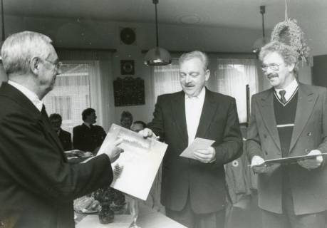 ARH Slg. Bartling 2345, DRK-Ehrung von zwei Männern (links: Wilfried Wesemann) durch den Oberkreisdirektor Hans Meier, Neustadt a. Rbge., um 1970