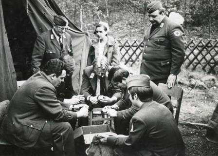 ARH Slg. Bartling 2352, Beim Bereitschaftsdienst an der Autobahn A7 (Abfahrt Berkhof): vier Männer vor einem Mannschaftszelt sitzend und Kartoffel schälend, DRK-Kreisverband, 1971