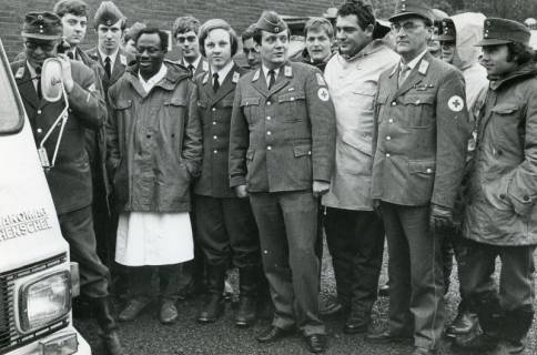 ARH Slg. Bartling 2354, Gruppenfoto der Mannschaft des DRK-Neustadt a. Rbge. vor dem Bereitschaftsdienst an der Autobahn A7 (Abfahrt Berkhof), Neustadt a. Rbge., 1972