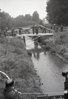 ARH Slg. Bartling 2388, Katastrophenschutzübung, Bau einer Brücke über die Auter durch das Technische Hilfswerk (THW), Osterwald?, ohne Datum