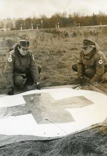 ARH Slg. Bartling 2399, Beim Bereitschaftsdienst des DRK an der Autobahn A7 (Abfahrt Berkhof) wird eine Fahne mit einem roten Kreuz als Landezeichen für Hubschrauber ausgelegt, 1972
