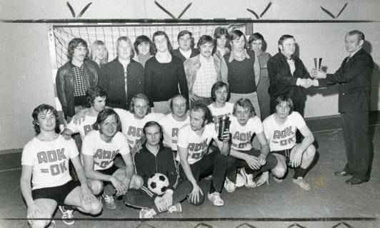 ARH Slg. Bartling 2408, Überreichung eines Pokals an die Hallenfußballmannschaft der Allgemeinen Ortskrankenkasse (AOK) durch den Vorsitzenden der Albert Seegers (r.), Neustadt a. Rbge., 1974