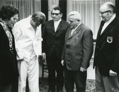 ARH Slg. Bartling 2435, Vorstellung eines weißen Anzugs vor drei Männern und einer Frau, Neustadt a. Rbge., 1971