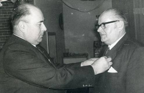 ARH Slg. Bartling 2440, Verleihung einer Ehrennadel an Erich Burow, DRK-Kreisvorsitzenden, durch den Kreisschützenverbandsvorsitzenden Mollenhauer, Osterwald, um 1970