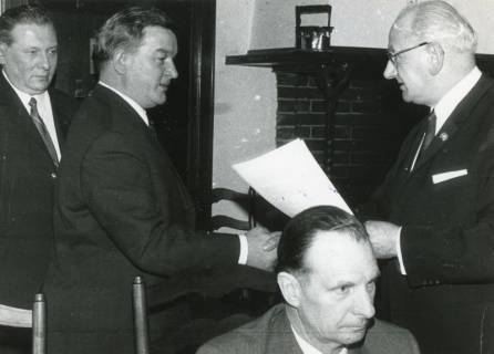 ARH Slg. Bartling 2455, Überreichung einer Urkunde an N. N. durch den Kreishandwerksmeister Kurt Rehkopf (r.) im Beisein der Herren Kemmerich (l.) und Handwerkskammerpräsident Schlicker (vorn), 1969