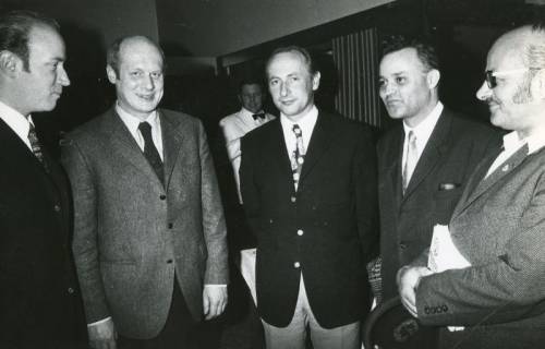 ARH Slg. Bartling 2457, Gruppenporträt der nebeneinander stehenden fünf Herren Oberstudiendirektor Heinz Otto Pfingsten (Berufsschule), Willi Meineke (Maler-Innung), O. Meuter (Berufsschule), Friedrich Becker (Geschäftsführer der Kreishandwerkerschaft), N. N., Neustadt a. Rbge., 1972