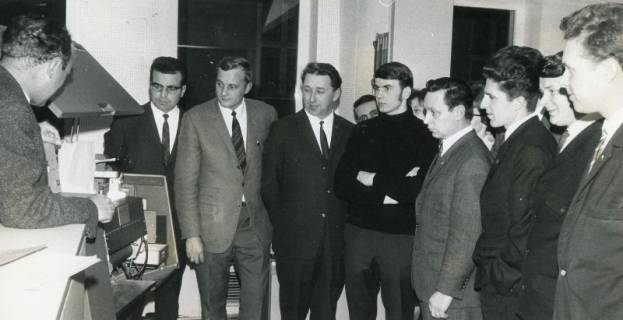 ARH Slg. Bartling 2458, Vorführung eines Apparates vor einer Gruppe von Junghandwerkern, Kreishandwerkerschaft, Neustadt a. Rbge., 1969