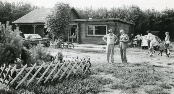 ARH Slg. Bartling 2480, Besucher vor dem Schießstand des Kreisjagdverbandes Neustadt a. Rbge. in der Schneerener Heide, Schneeren, 1973