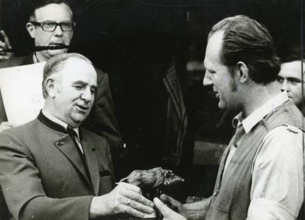 ARH Slg. Bartling 2489, Übergabe einer Keilerfigur bei den Kreismeisterschaften der Jäger, Kreisjägerschaft, Schneeren , 1974