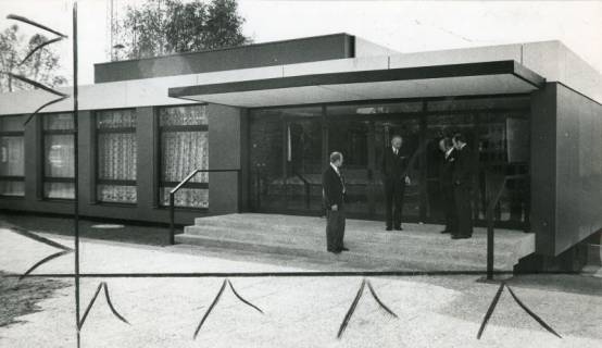 ARH Slg. Bartling 2499, Begutachtung der Treppenstufen des Eingangs zum Sozialgebäude des ÜLW in der Nienburger Straße durch vier leitende Angestellte, Neustadt a. Rbge., 1973