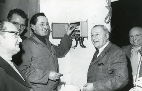 ARH Slg. Bartling 2509, Besichtigung eines Sicherungskastens im Keller durch (v. l.) Herbert Gubba, Fritz Temps, Elektriker Haase, Erich Rudolph, N. N., Neustadt a. Rbge., um 1974