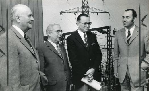 ARH Slg. Bartling 2510, Gruppenporträt der leitenden Angestellten des Überlandwerks, Neustadt a. Rbge., 1972