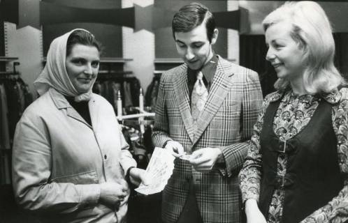 ARH Slg. Bartling 2513, Aushändigung eines Bargeldgewinns an eine Frau durch den Vorsitzenden der Werbegemeinschaft Kaufmann Klaus Hibbe und Ehefrau Erika Hibbe, Neustadt a. Rbge., 1971