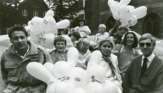ARH Slg. Bartling 2515, Gruppe von Kindern mit Luftballons beim Stadtfest auf dem Kirchplatz, Neustadt a. Rbge., um 1970