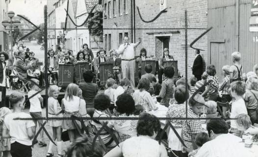ARH Slg. Bartling 2530, Auftritt des Otternhagener Musikvereins in der Windmühlenstraße vor zahlreichen Zuhörern beim Altstadtfest, Blick nach Norden auf die östliche Häuserfront, Neustadt a. Rbge., 1974